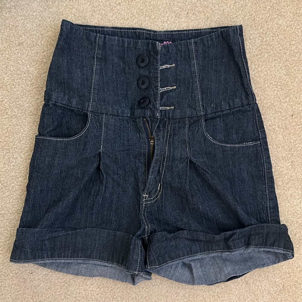VINTAGE HIGH RISE DENIM SHORT WITH BUTTONS